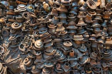 Eski paslı metal hurda, kullanılmış makine yedek parçaları ve araba parçaları mekanik endüstriyel arka plan olarak kullanılabilir