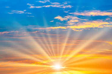 Güneş ışınları ve günbatımı bulutlarıyla gün batımı gökyüzü