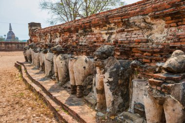Tuğla Wat Maheyong Tapınağı 'nın harabelerinde sıra sıra fil heykelleri. Ayutthaya, Tayland 'ın tarihi mimarisi 