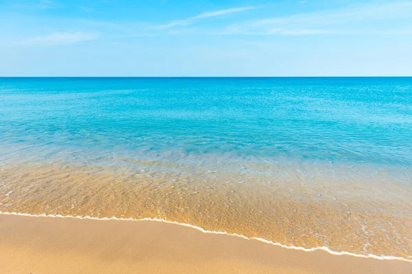 Blaues Meerwasser Und Sandstrand Mit Blauem Himmel — Stockfoto