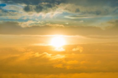 Gün batımı bulutlarıyla gün batımı gökyüzü