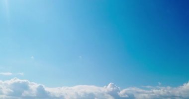 Bulutlu mavi gökyüzü. Gökyüzünde bulutlarla birlikte 4K zaman aşımı