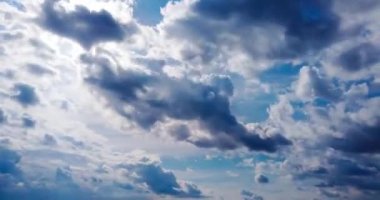 Bulutlu mavi gökyüzü. Gökyüzünde bulutlarla birlikte 4K zaman aşımı