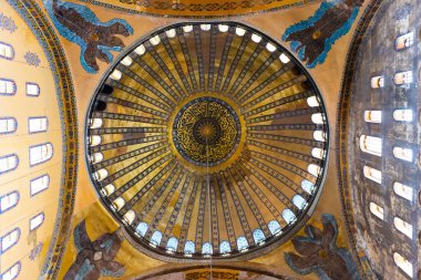 İSTANBUL, TURKEY - 7 Mayıs 2021: İstanbul, Türkiye 'deki Ayasofya camii, kilise, katedral içindeki tavan