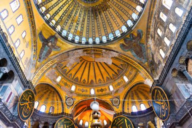 İSTANBUL, TURKEY - 7 Mayıs 2021: İstanbul, Türkiye 'deki Ayasofya camii, kilise, katedral içindeki tavan