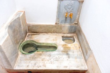 Hindi sultan sarayının lavabosuyla mermer tuvaleti.