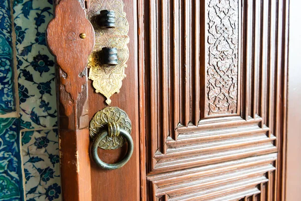 Staré Dřevěné Dveře Klikou Kovovým Kroužkem — Stock fotografie