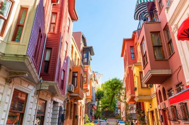 Icadie Caddesi, Kuzguncuk, İstanbul, Türkiye 'de renkli evler sokak mimarisi