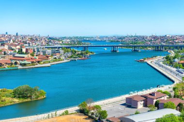 Halic Metro Köprüsü veya Golden Gate Köprüsü ile İstanbul kenti manzarası