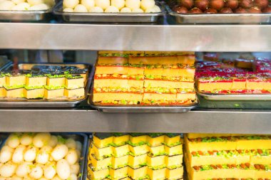 Asya gıda pazarında birçok lezzetli Hint tatlıları ve tatlıları var.