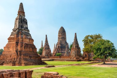 Eski Budist tapınağı Wat Chai Watthanaram 'ın tuğla kalıntıları. Ayutthaya, Tayland 'ın eski mimarisi