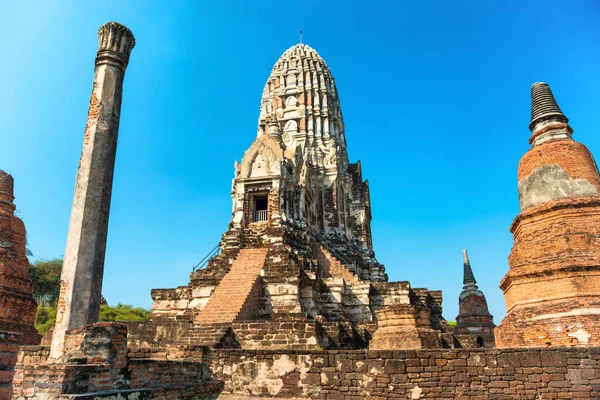 古老的佛教寺庙Wat Ratchaburana和它在蓝天背景上的主要突起 Ayutthaya 格林纳达 — 图库照片