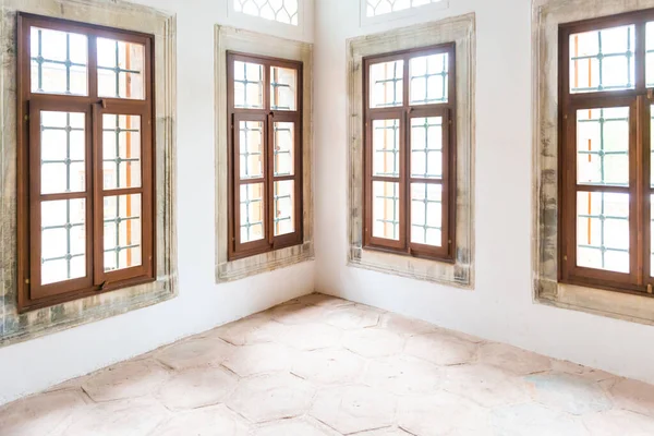 Heller Innenraum Mit Großen Weißen Retro Fenstern Muslimischen Stil — Stockfoto