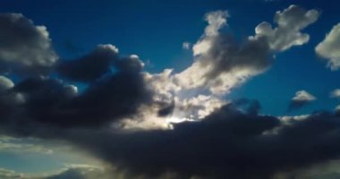 Gün batımı gökyüzü ve bulutlar mavi günbatımı gökyüzünde hareket eden günbatımı bulutlarıyla birlikte kaybolur. Zaman Ayarı 4K şarjörü