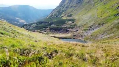 Dağlardaki mavi göl manzarası. 4K dağ manzarası klibi