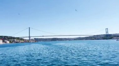 İstanbul 'da Boğaziçi' nden Fatih Sultan Mehmet Köprüsü 'ne görüntü. 4K görüntü klibi