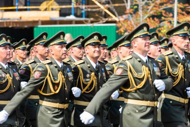 KIEV, UKRAINE - 24 AĞUSTOS 2021: Ukrayna 'nın Bağımsızlık Günü' ne adanmış Kiev 'deki askeri geçit töreni, 30. yıldönümü. Khreshchatyk caddesinde askeri birlikler yürüyor.