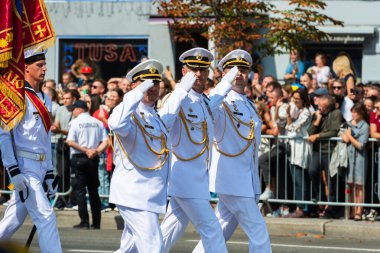 KIEV, UKRAINE - 24 AĞUSTOS 2018: Ukrayna Bağımsızlık Günü 'ne adanmış Kiev' deki askeri geçit töreni, 27. yıldönümü. Khreshchatyk caddesinde yürüyen deniz kuvvetleri.
