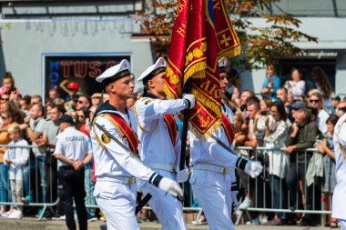 KIEV, UKRAINE - 24 AĞUSTOS 2018: Ukrayna Bağımsızlık Günü 'ne adanmış Kiev' deki askeri geçit töreni, 27. yıldönümü. Khreshchatyk caddesinde yürüyen deniz kuvvetleri.