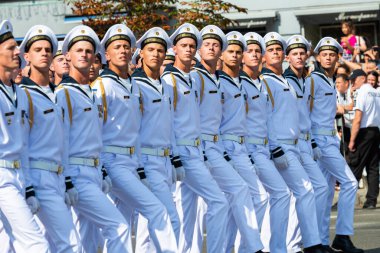 KIEV, UKRAINE - 24 AĞUSTOS 2018: Ukrayna Bağımsızlık Günü 'ne adanmış Kiev' deki askeri geçit töreni, 27. yıldönümü. Khreshchatyk caddesinde yürüyen deniz kuvvetleri.