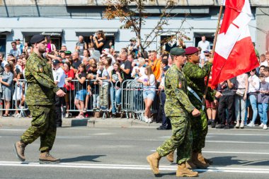 KIEV, UKRAINE - 24 AĞUSTOS 2021: Ukrayna 'nın Bağımsızlık Günü' ne adanmış Kiev 'deki askeri geçit töreni, 30. yıldönümü. Khreshchatyk caddesinde Kanada 'dan NATO askeri birlikleri yürüyor.