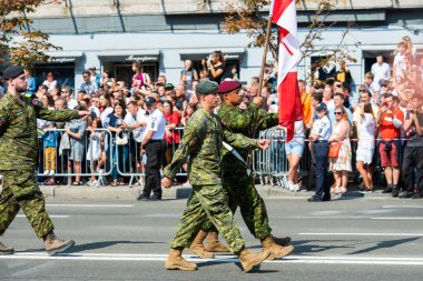KIEV, UKRAINE - 24 AĞUSTOS 2021: Ukrayna 'nın Bağımsızlık Günü' ne adanmış Kiev 'deki askeri geçit töreni, 30. yıldönümü. Khreshchatyk caddesinde Kanada 'dan NATO askeri birlikleri yürüyor.