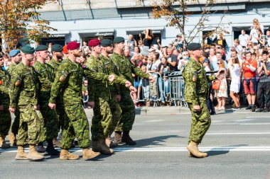 KIEV, UKRAINE - 24 AĞUSTOS 2021: Ukrayna 'nın Bağımsızlık Günü' ne adanmış Kiev 'deki askeri geçit töreni, 30. yıldönümü. Khreshchatyk caddesinde Kanada 'dan NATO askeri birlikleri yürüyor.