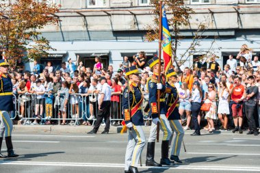 KIEV, UKRAINE - 24 AĞUSTOS 2021: Ukrayna 'nın Bağımsızlık Günü' ne adanmış Kiev 'deki askeri geçit töreni, 30. yıldönümü. Moldova 'dan Khreshchatyk caddesine askeri birlikler geliyor.