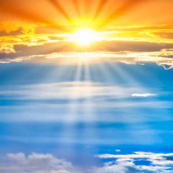 Cielo Atardecer Con Rayos Sol Nubes Atardecer —  Fotos de Stock