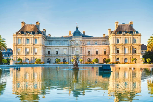 Luxemburger Garten Mit Teich Brunnen Und Gebäude Des Luxemburger Palastes — Stockfoto