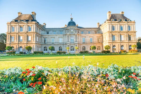 Luxemburger Garten Mit Statuen Blumen Und Dem Gebäude Des Luxemburger — Stockfoto