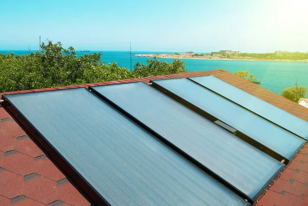 Paneles solares en el techo — Foto de Stock