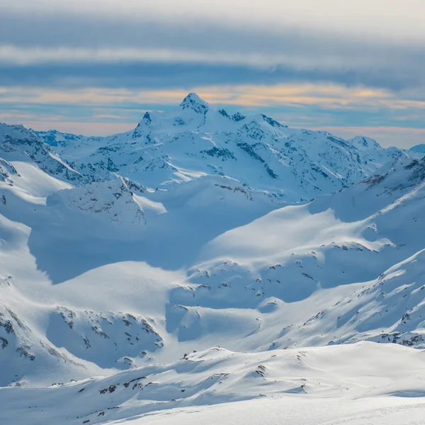 Montañas azules nevadas en las nubes —  Fotos de Stock