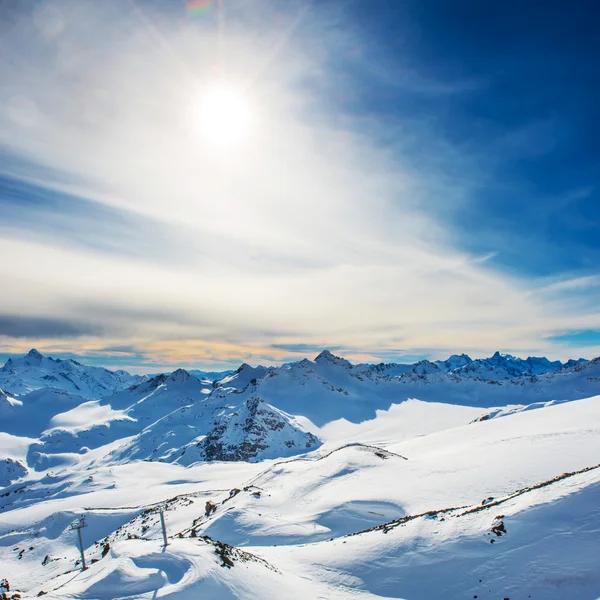 Montañas azules nevadas en las nubes — Foto de Stock