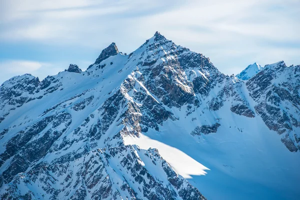 Besneeuwde blue mountains in wolken — Stockfoto