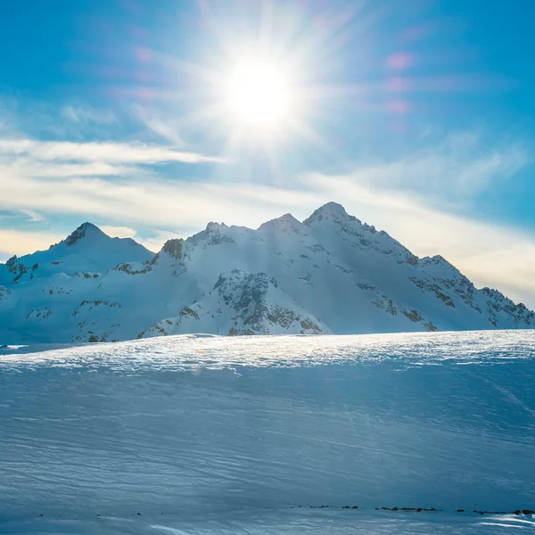 Montañas azules nevadas en las nubes — Foto de Stock