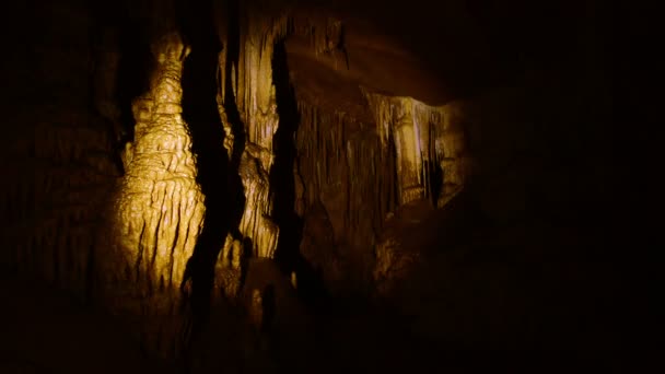 Dentro de la hermosa cueva — Vídeo de stock