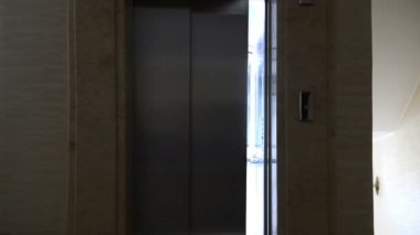 Koridorda modern Asansör.