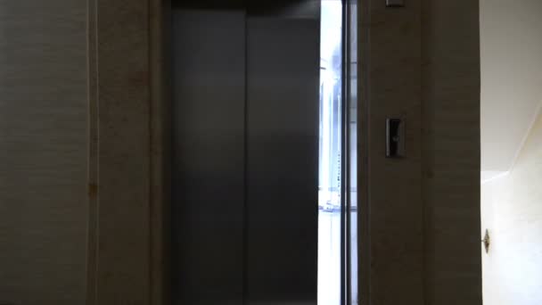 Σύγχρονο ανελκυστήρα στην αίθουσα. — Αρχείο Βίντεο
