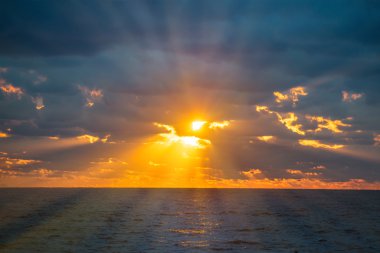 Denizin üstünde gün batımı