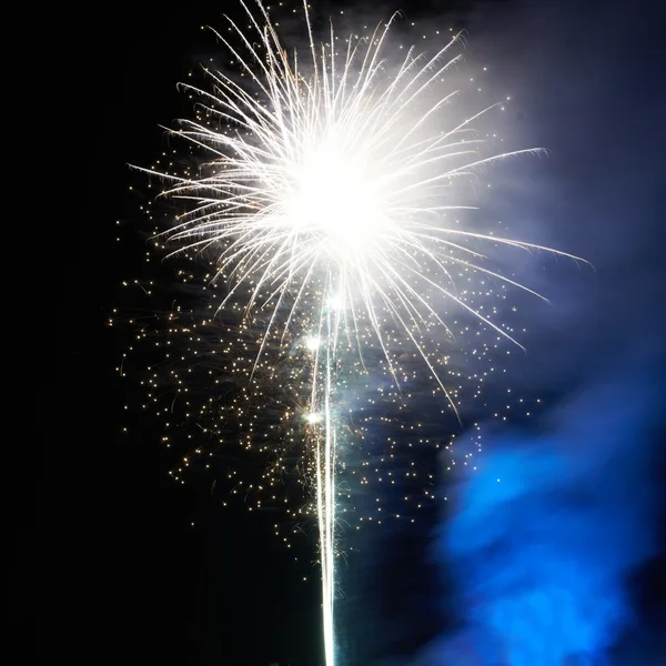 Farbenfrohes Feuerwerk am schwarzen Himmel — Stockfoto