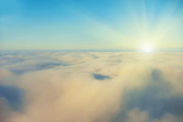 Cielo, sol al atardecer y nubes — Foto de Stock