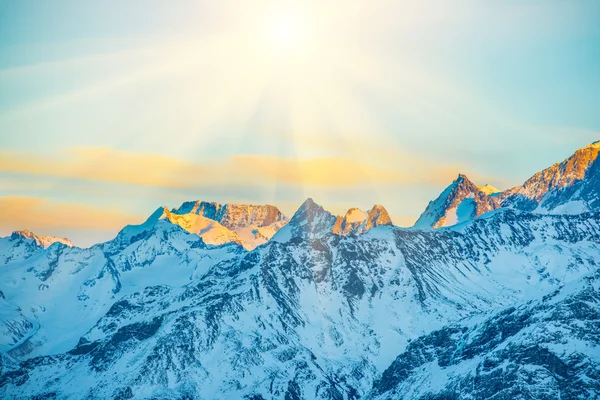 Zonsondergang in de bergen — Stockfoto