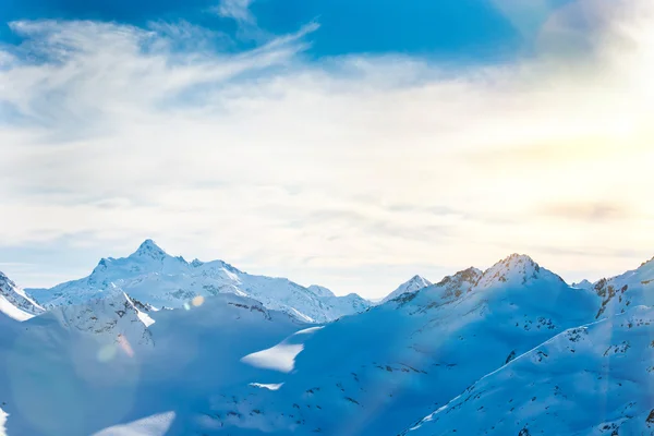 Montañas azules nevadas en las nubes —  Fotos de Stock