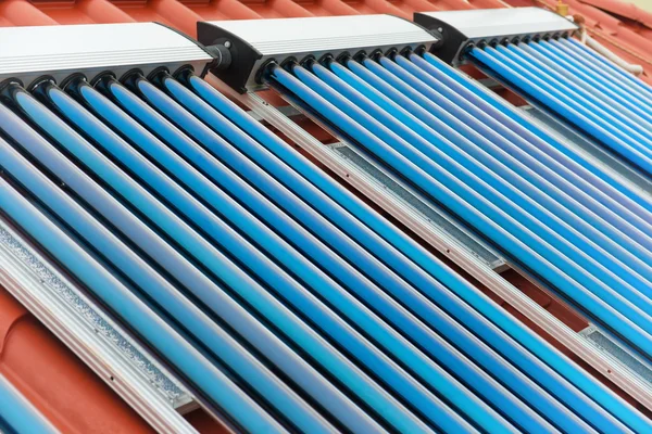 真空集热器-太阳能热水采暖系统 — 图库照片