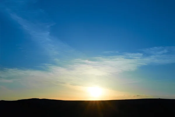 Montagnes avec ciel bleu coloré au coucher du soleil — Photo