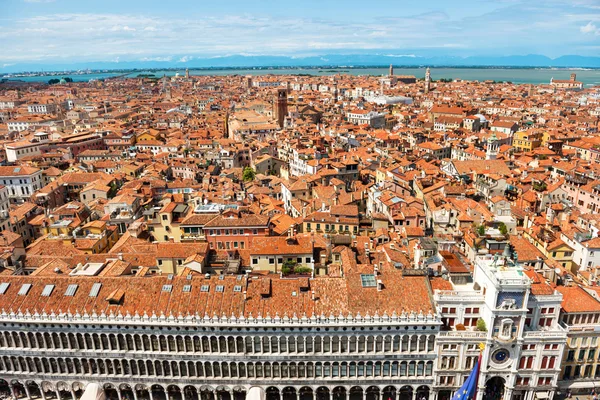 Дахи Венеції зверху — стокове фото