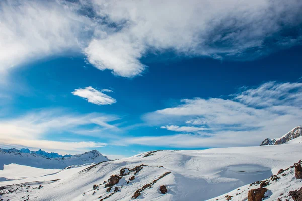 Snowy blue mountains in clouds — Stock Photo, Image