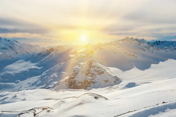 雪に覆われた青い山の夕日 — ストック写真