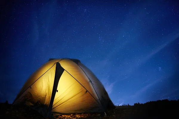 Iluminado barraca de acampamento amarelo — Fotografia de Stock